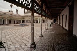 Image du Maroc Professionnelle de  Le Palais de la Bahia se trouve au sud de la Médina de Marrakech près de la Casbah non loin du quartier juif le Mellah. Il fut construit vers 1867 par Si Moussa, puissant et richissime grand Vizir du Sultan Hassan Ier. Durant le règne, Ahmed ben Moussa fils héritier successeur de Si Moussa fait agrandir la partie sud de ce palais officiel, ou il réside avec ses femmes et ses 24 concubines, et leurs nombreux enfants. Le palais est baptisé du nom de sa maîtresse favorite, la B?hiya. Mercredi 21 Août 1997. (Photo / Abdeljalil Bounhar) 